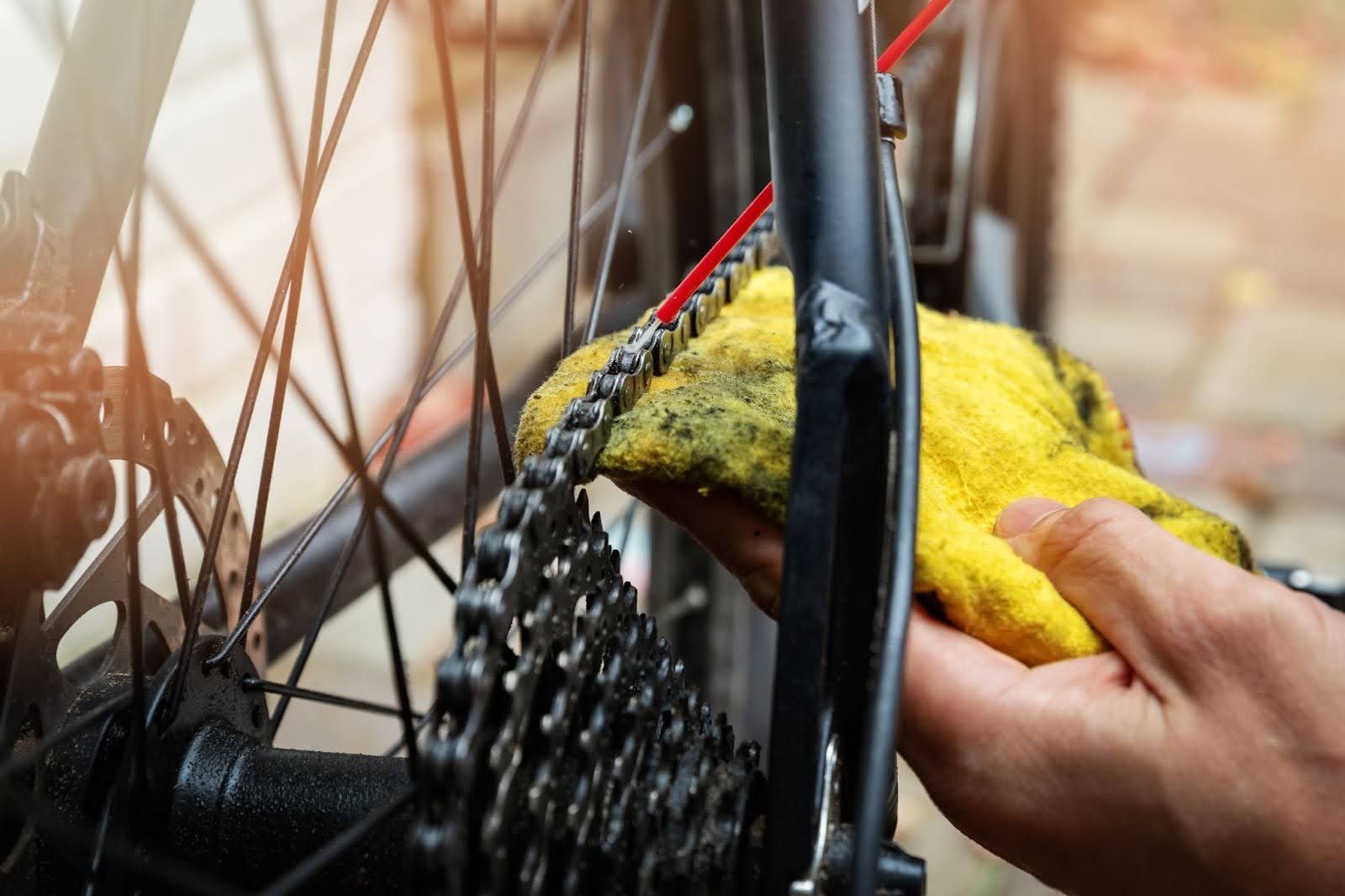 HOW TO CLEAN AND LUBE YOUR BIKE CHAIN: A PRACTICAL GUIDE FOR CYCLISTS