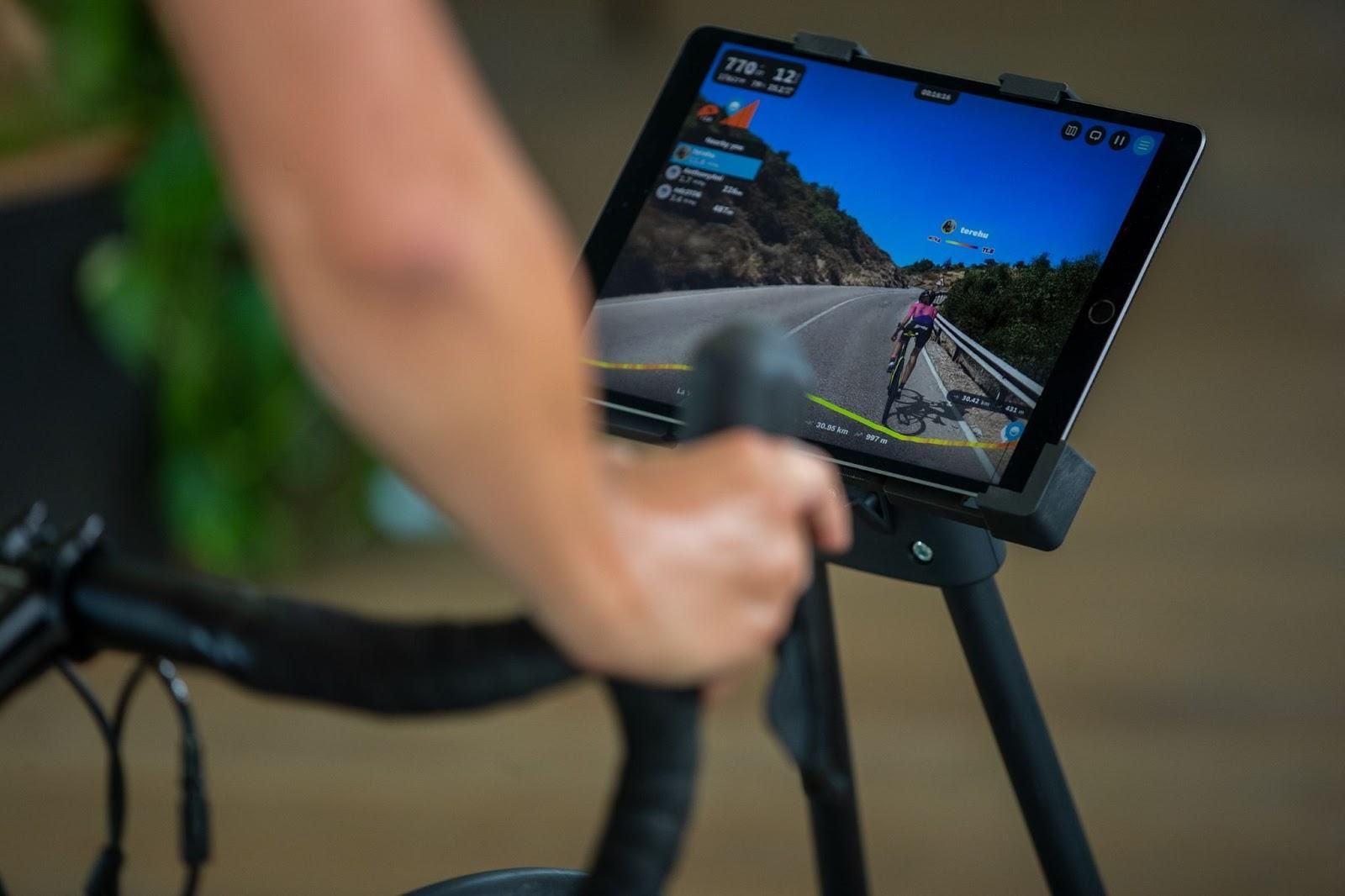Cyclist training indoors on the ROUVY application